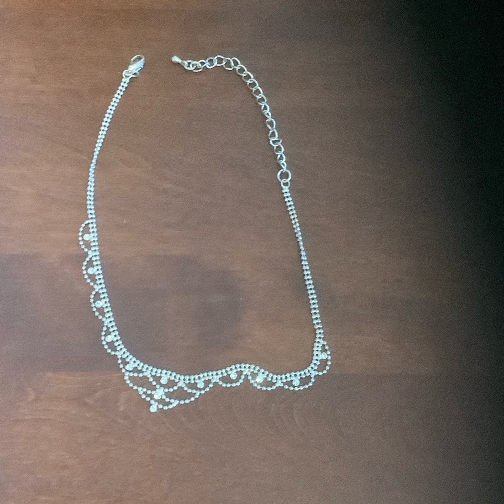 Dazzling Silver Necklace with Intricate Design